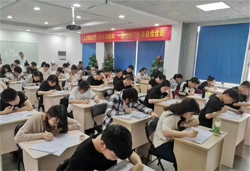 复读机构一年多少钱 花费大吗.jpg