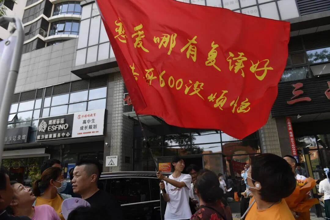 备受争议的高分复读生：二战高考值得吗？.jpg