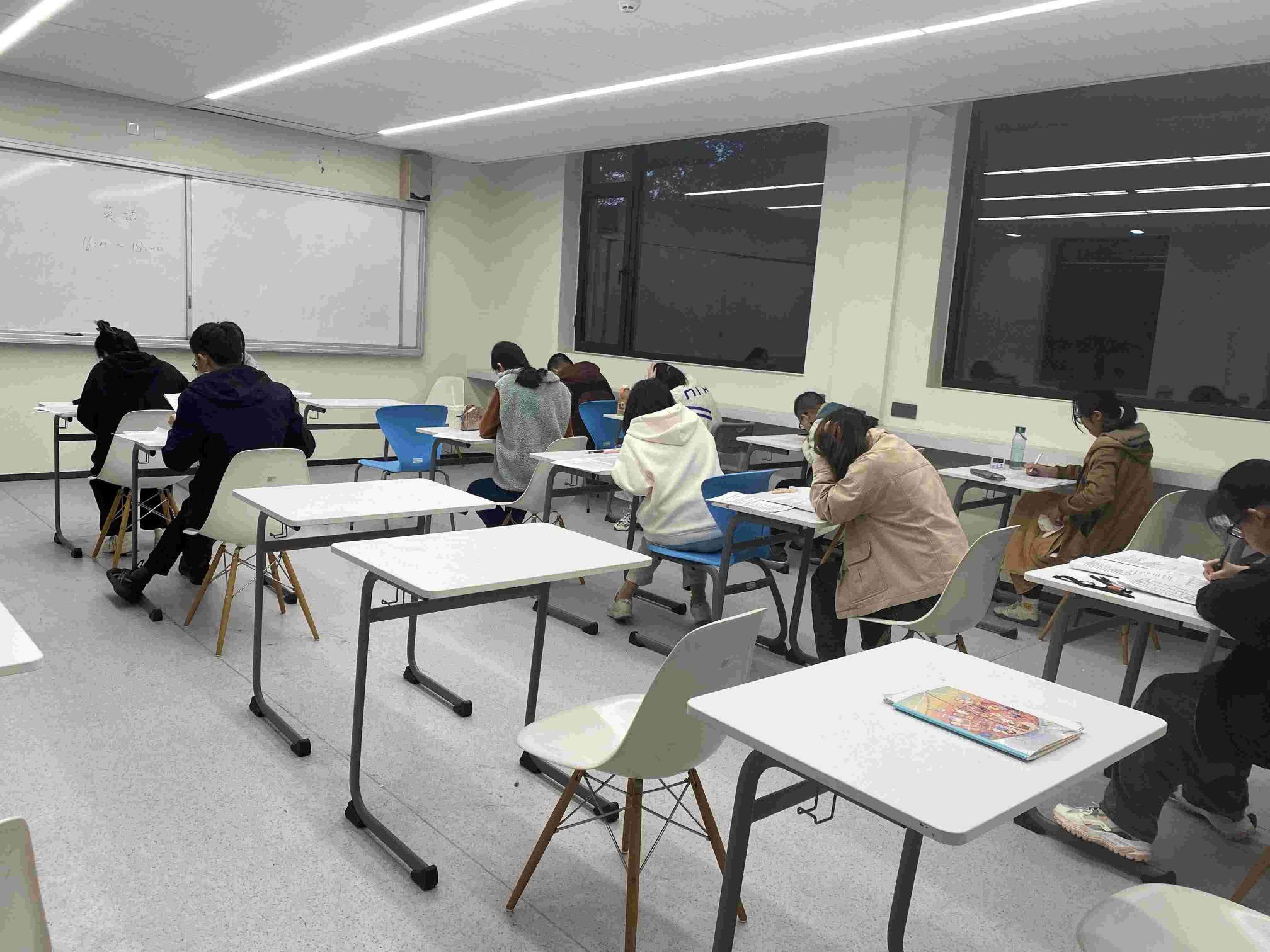 复读生能报考军校吗？