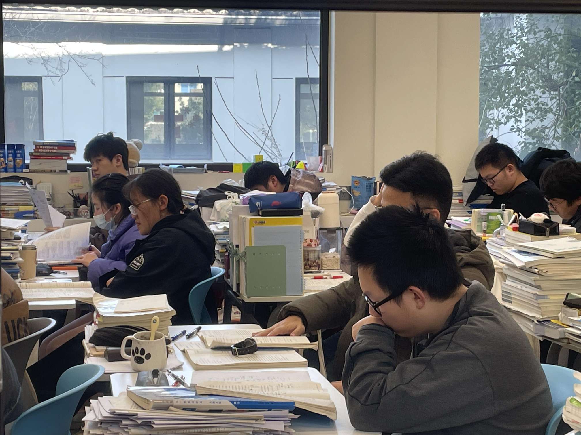 高三复读的你们正处于一条充满挑战的逆袭征程中，攻克难关，坚持努力学习，考上理想大学！